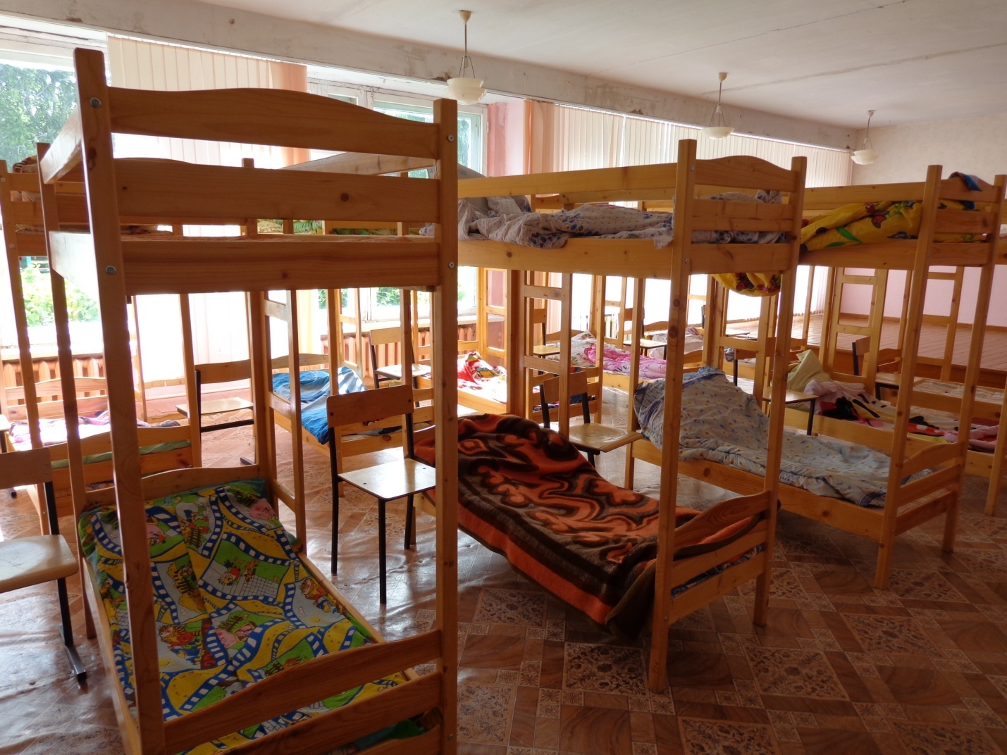 Room camp. Комната в лагере. Комната в детском лагере. Спальня в детском лагере. Лагерь для детей комнаты.